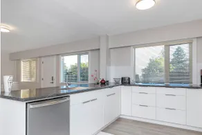 Spacious Oceanview Suite with Private Entrance - Image 3