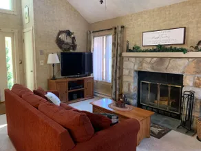 Cozy 2-bed w/ hot tub near Lake Harmony - Image 5