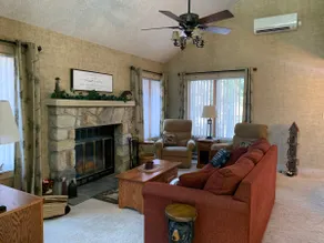 Cozy 2-bed w/ hot tub near Lake Harmony - Image 4
