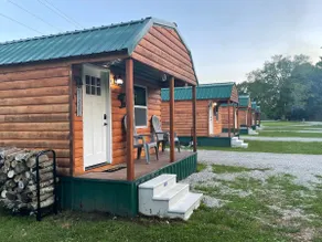 THE KNOTTY PINE TINY CABIN 7 MIN WALK TO CAVERNS! - Image 2