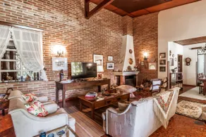 Classic decor and romantic setting. - Image 5
