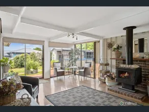 Coastal Country Retreat, Spa, fireplace, pet friendly, FREE WIFI wine & chocolates, Kilarney, 10 minutes to Phillip Island - Image 2