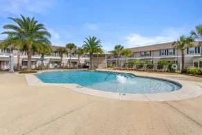 Stylish Modern Retreat in Downtown w/ Pool, 3 Bedroom, 2.5 bath, free parking - Image 3