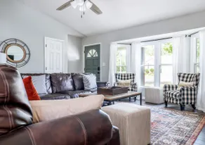 Pinehurst Cottage ★ Serves 8 ★ No Stairs ★ King Bed - Image 3