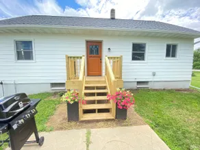 Cozy Farmhouse located in the country  between Devils Lake and Wisconsin Dells - Image 2