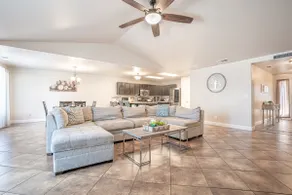 Beautiful & Spacious Home close to National Parks - Image 3