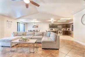 Beautiful & Spacious Home close to National Parks - Image 2