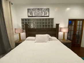 Stylish 1 bedroom studio with kitchenette - Image 3