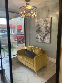 Stylish 1 bedroom studio with kitchenette - Image 2