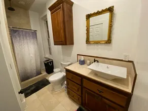 Stylish 1 bedroom studio with kitchenette - Image 5