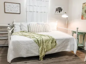 Cute Bleu Bison House -Sleeps 8 1 Block From HU - Image 3