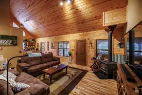 Spacious Log Cabin Retreat @ Honey Hollow in NWA - Image 4