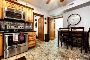 Impressive Private 2BR Suite w/Parking Univ. Area - Image 2