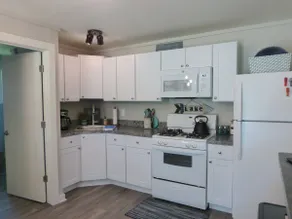 ”Da Lake” Cottage #3, 1 Bedroom sleeps 4 - Image 2
