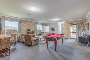 Next to Bathurst Golf Club 5 Bed Large Home - Image 5