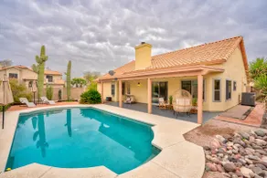 Valvista living, modern home with pool - Image 4
