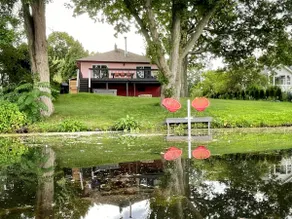Stylish Lakeside Cottage with Hot Tub - Image 4