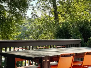 Stylish Lakeside Cottage with Hot Tub - Image 3