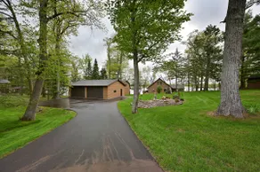 Beautiful Lakeside Cabin on Long Lake - Image 4