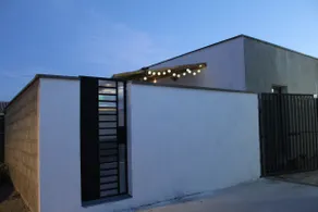 MODERN DESIGN HOUSE AND FREE PARKING - Image 2