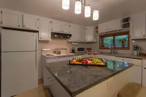 Luxury Cottage 3 BR 1 BA, w/ King Bed, Wifi, & AC - Image 5