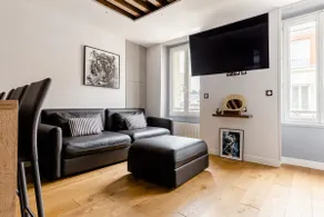 Elegant Paris Apt: Quiet, Queen Bed, Fast Wifi - Image 2
