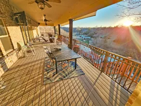 Huge house with private dock on exclusive lake - Image 2