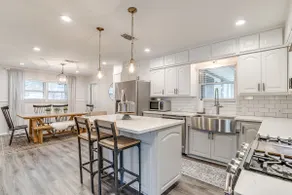 Entire 4BR Home Next to Fort Worth River District - Image 3