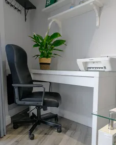 Modern and Stylish 1-Bedroom Guesthouse near M6 J10 Perfect for Business Stays & Couples Free Parking & Wi-Fi - Image 5