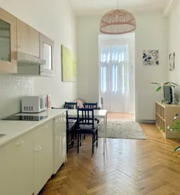 Gallys Apartments - Image 3