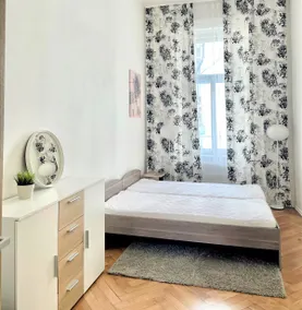 Gallys Apartments - Image 4
