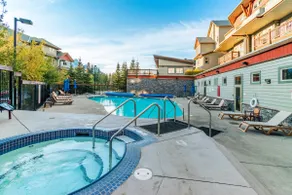 Cozy Haven with Stunning Mountain View in Canmore - Image 2