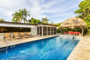 TROPICAL ISLAND INSPIRED POOL HOME NEAR THE BEACH - Image 2