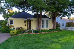 Yellow Cottage Home Close to I-40 and I-27 - Image 2