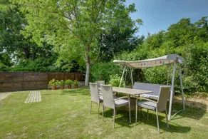 Flowery Guesthouse in the Danube Bend, with a private garden - Image 2