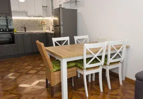 Perfect Summer Vacation Rental - One-Bedroom Flat - Image 2