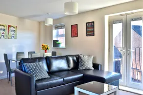 Chichele House, sleeps 8, Nr Rushden Lakes, allocated parking, corporate welcome - Image 3
