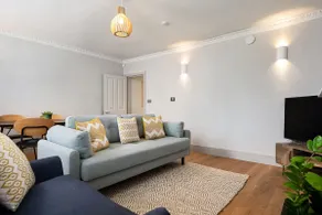 Beautiful Henley apartment w/ secure gated parking - Image 4