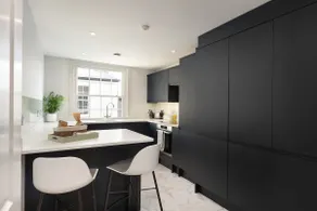 Beautiful Henley apartment w/ secure gated parking - Image 2