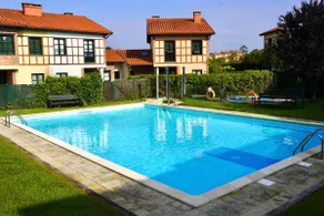 Apt with PRIVATE Garden & Compe Pool - Image 3