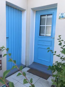 Small blue house in Batz-Sur-Mer with garden - Image 3