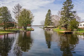 Charming with Modern Amenities, 3 brdms Waterfront, Flexible Rentals - Image 2