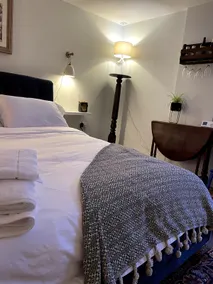 A chic suite nestled in Norfolk, pet friendly. - Image 4
