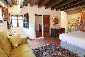 Rural house located in the historic center - Image 3
