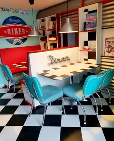 Pool table, American diner, sauna & gym - Image 4