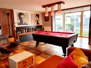 Pool table, American diner, sauna & gym - Image 3