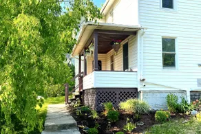 The Bearded Lady-Artist's Home, Fully Fenced Yard - Image 2