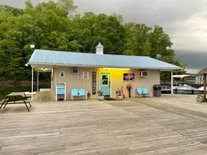The Honeymoon Hideaway at Swann’s Marina - Image 4