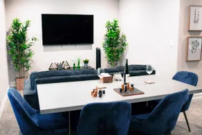 Beautiful and Photogenic Suite by Airport - Image 2