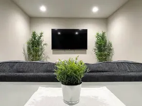 Beautiful and Photogenic Suite by Airport - Image 3